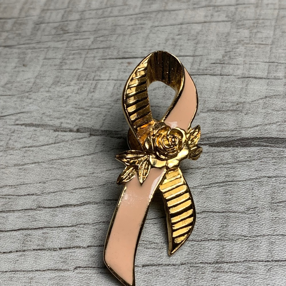 Avon Vintage Gold Tone Pink Enamel Awareness Ribbon Rose Pin 5286